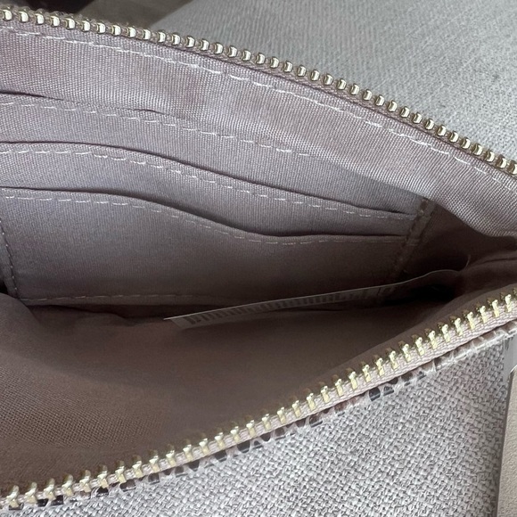 Wristlet. Faux snake-print leather. - Picture 4 of 4